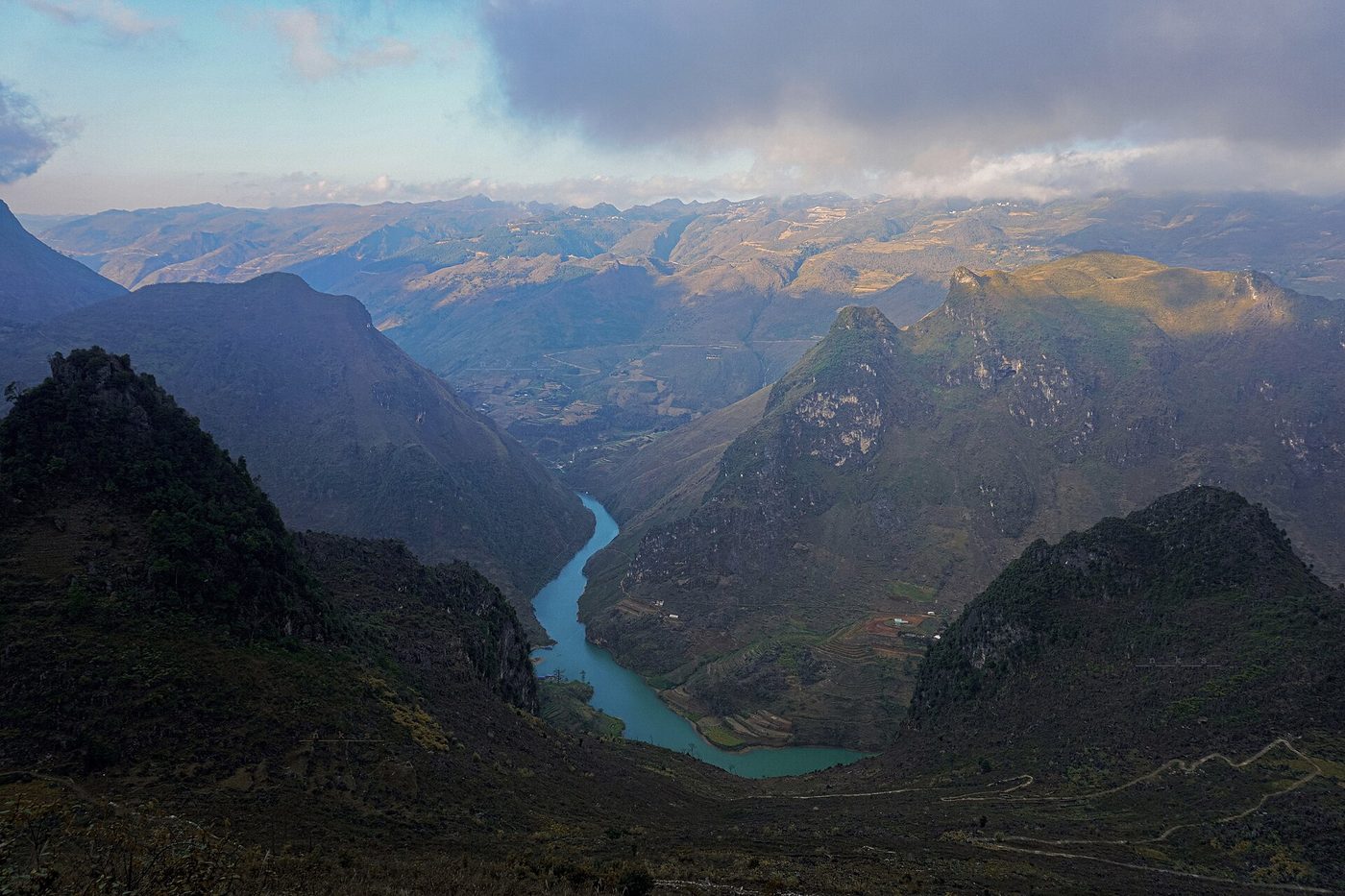 Mã Pí Lèng pass winding above a river gorge