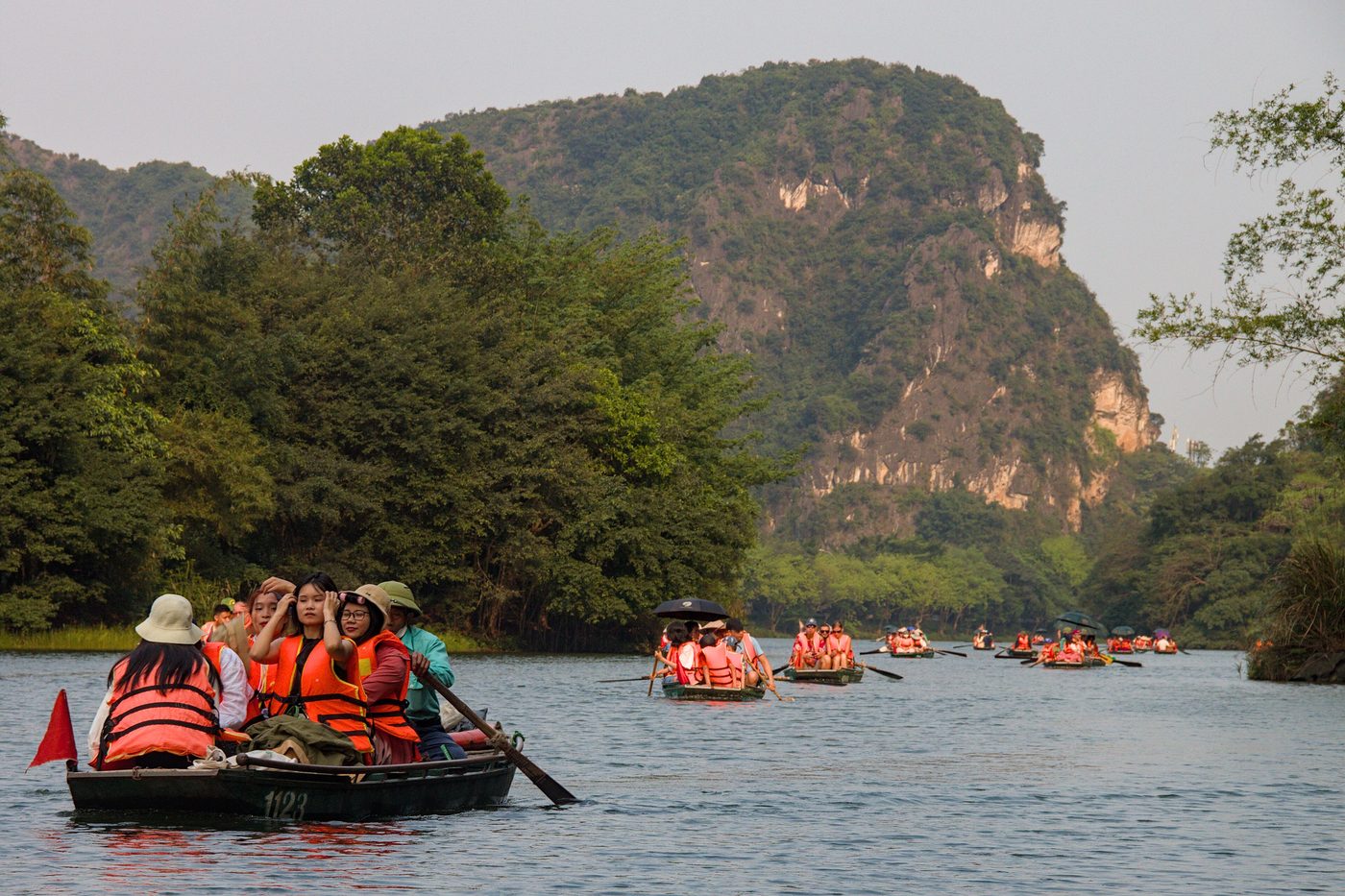 Tràng An limestone peaks and river